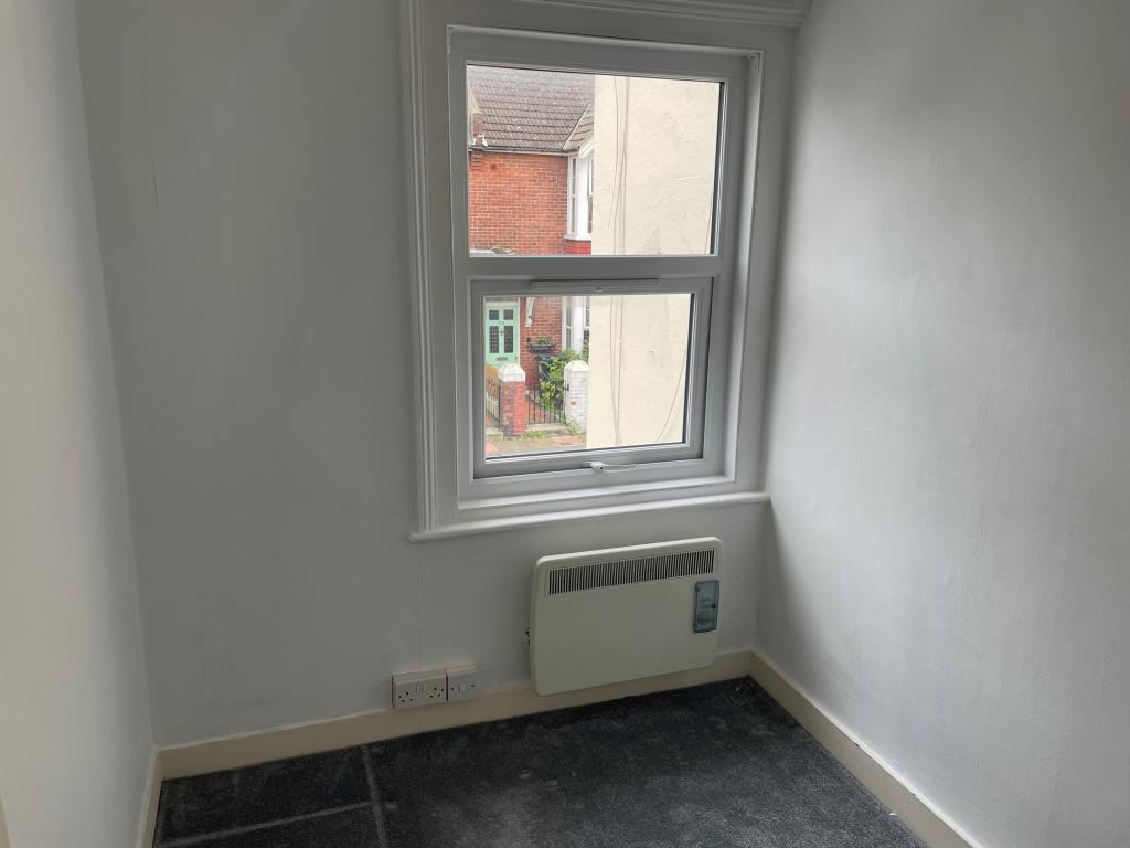 Lot: 42 - THREE-BEDROOM HOUSE WITH POTENTIAL - Single front second bedroom